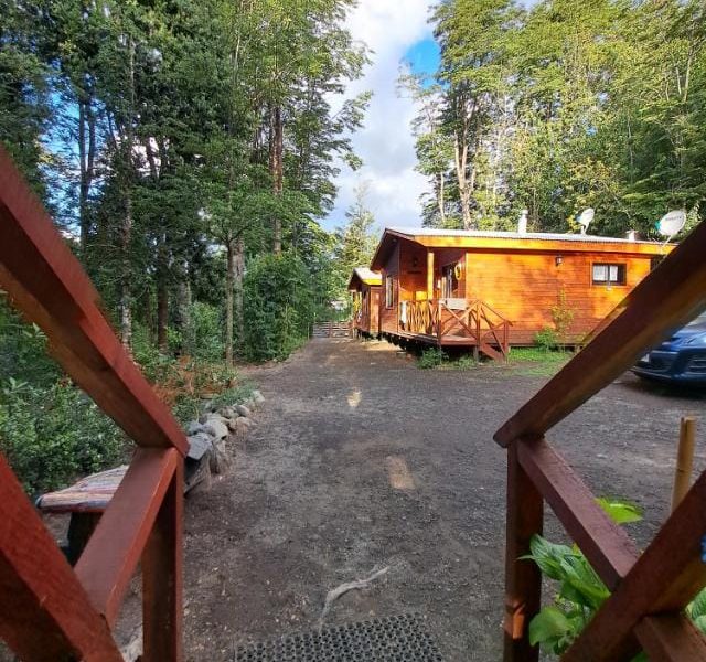 COMPLEJO DE CABAÑAS CAMINO AL VOLCÁN EN PUCÓN 4 CABAÑAS A ORILLA DE CAMINO