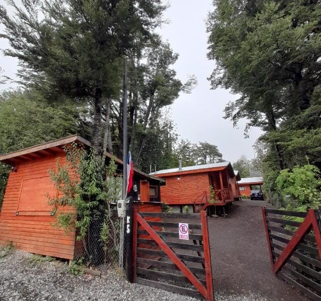 COMPLEJO DE CABAÑAS CAMINO AL VOLCÁN EN PUCÓN 4 CABAÑAS A ORILLA DE CAMINO