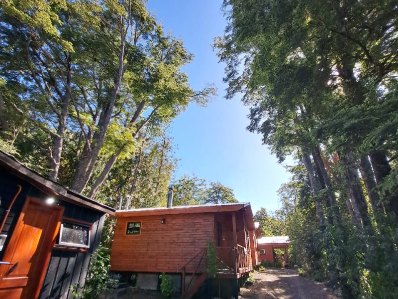 COMPLEJO DE CABAÑAS CAMINO AL VOLCÁN EN PUCÓN 4 CABAÑAS A ORILLA DE CAMINO