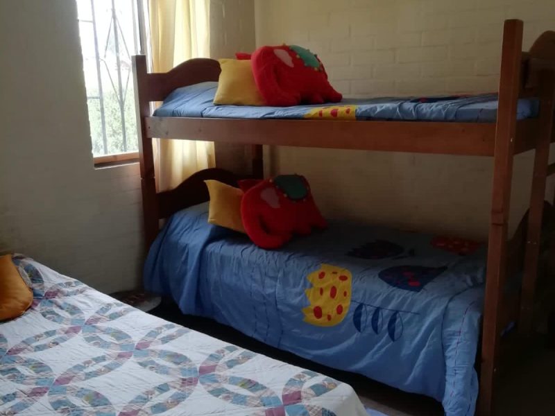 ARRIENDO AÑO CORRIDO CASA 3 HABITACIONES 2 BAÑOS LOS CASTAÑOS CENTRAL